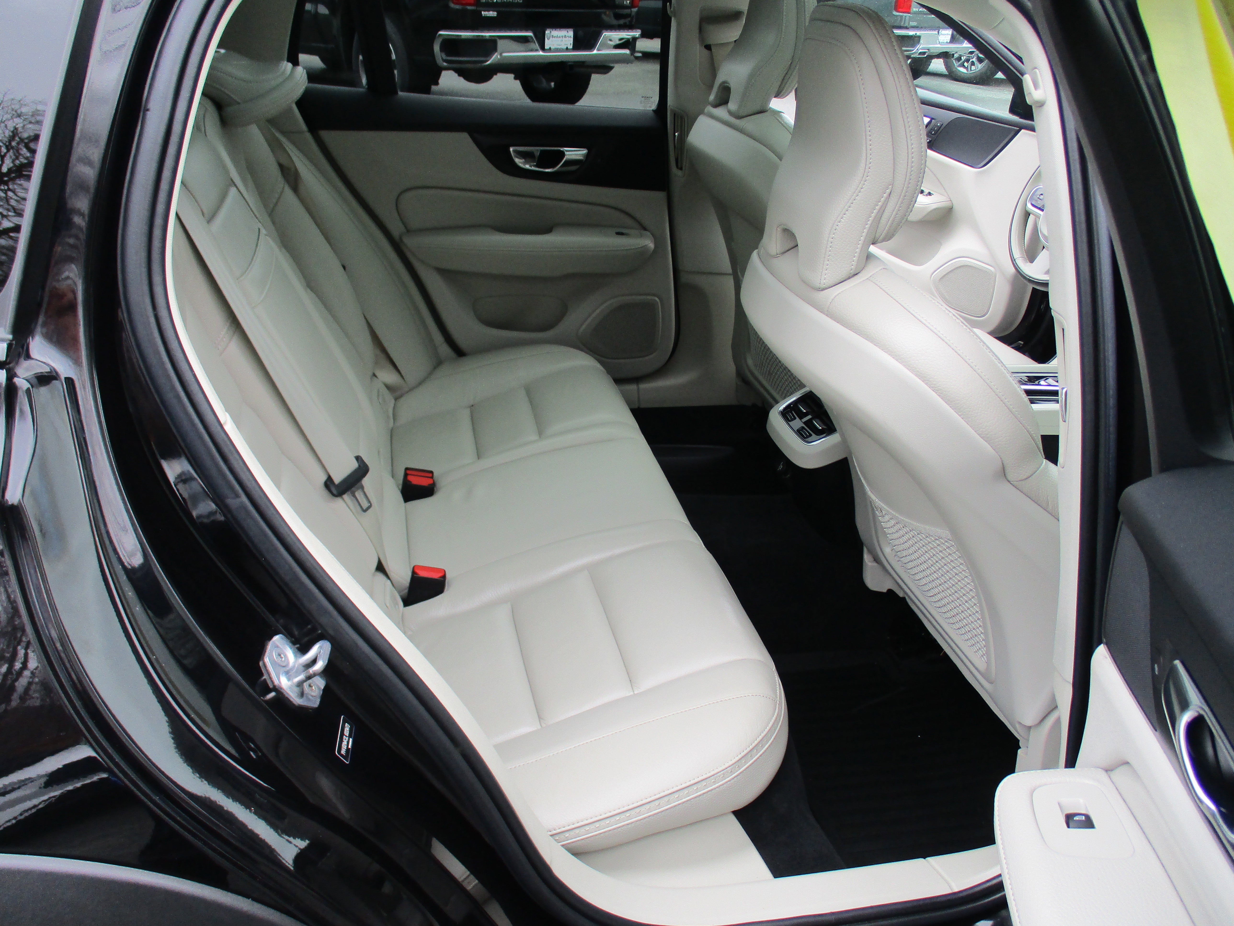 Used 2020 Volvo V60 T5 Cross Country image 14