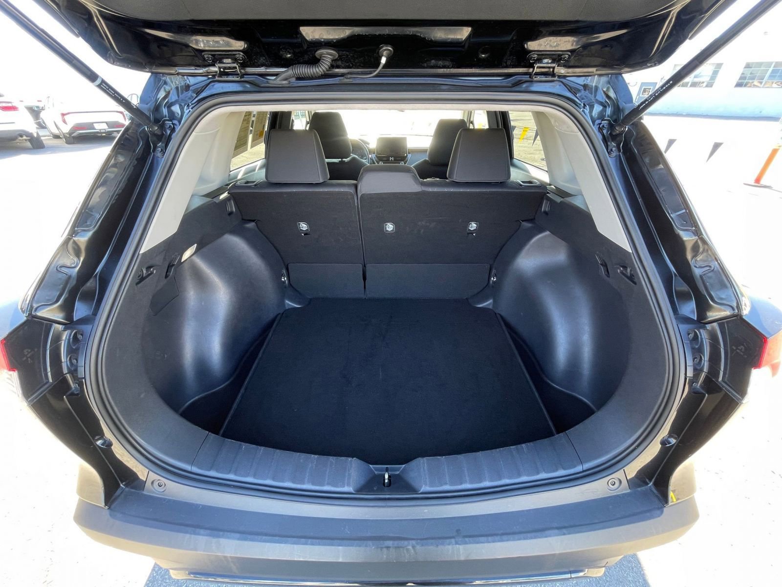 Used 2025 Toyota Corolla Cross LE image 31