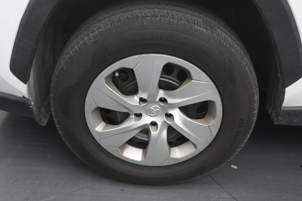 Used 2020 Toyota RAV4 LE FWD image 9