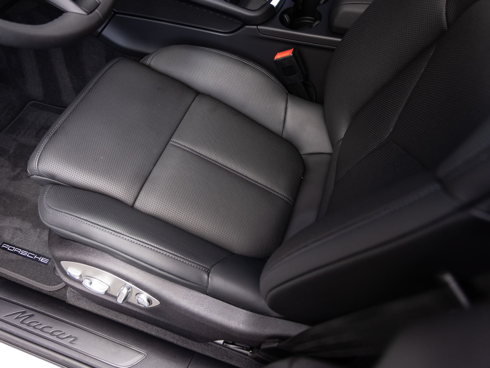 Certified 2026 Porsche Macan AWD/4WD image 22