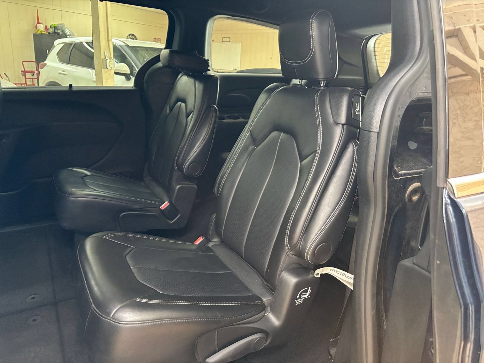 Used 2025 Chrysler Pacifica Select FWD image 40