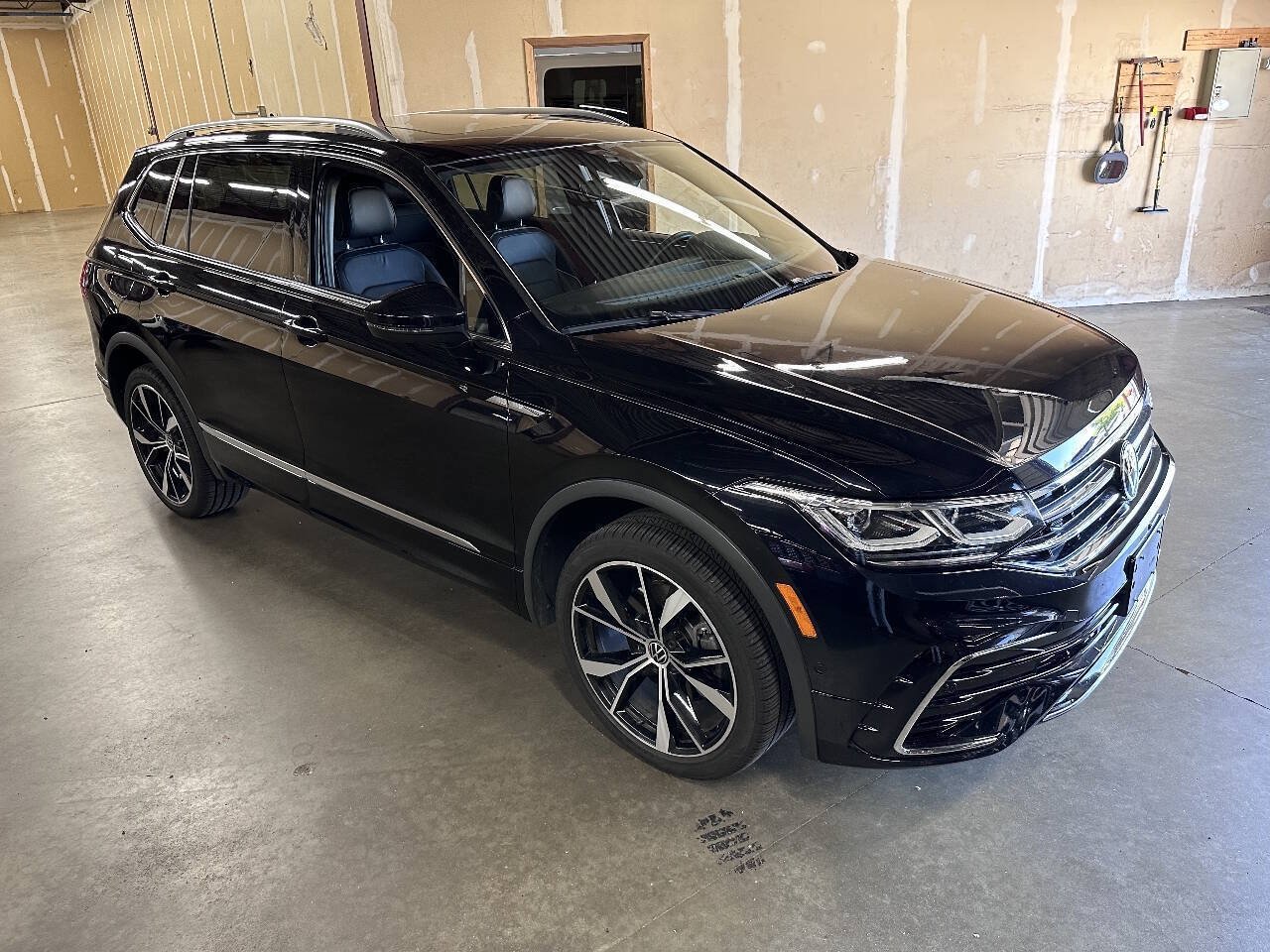 Used 2022 Volkswagen Tiguan SEL R-Line AWD/4WD image 2