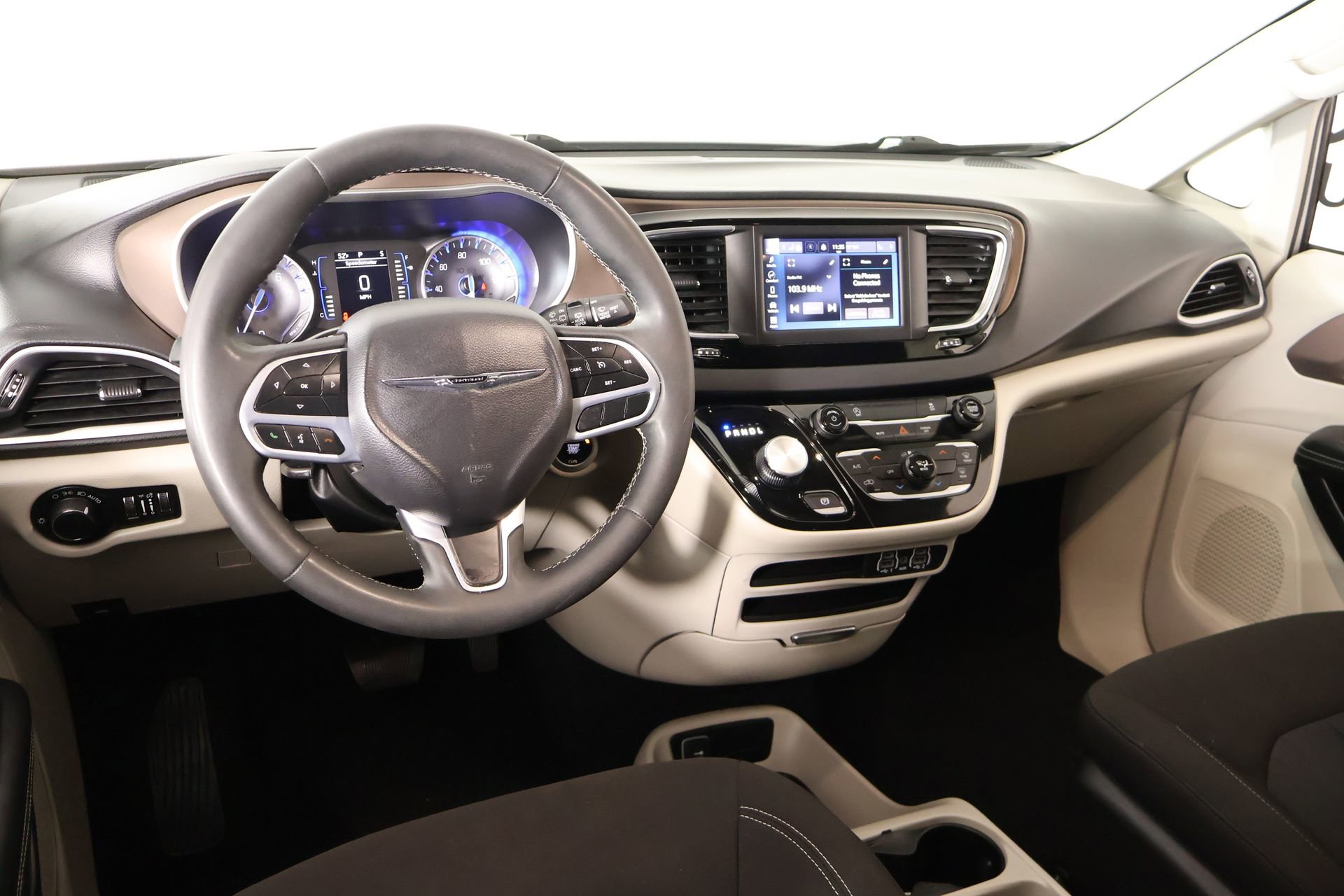 Used 2023 Chrysler Voyager LX image 2