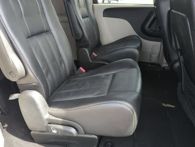 Used 2014 Chrysler Town & Country Touring FWD image 20