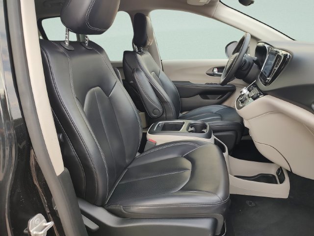 Used 2023 Chrysler Pacifica Touring-L FWD image 30
