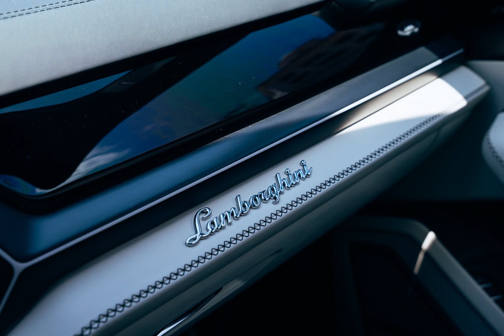 Used 2025 Lamborghini Urus S AWD/4WD image 23