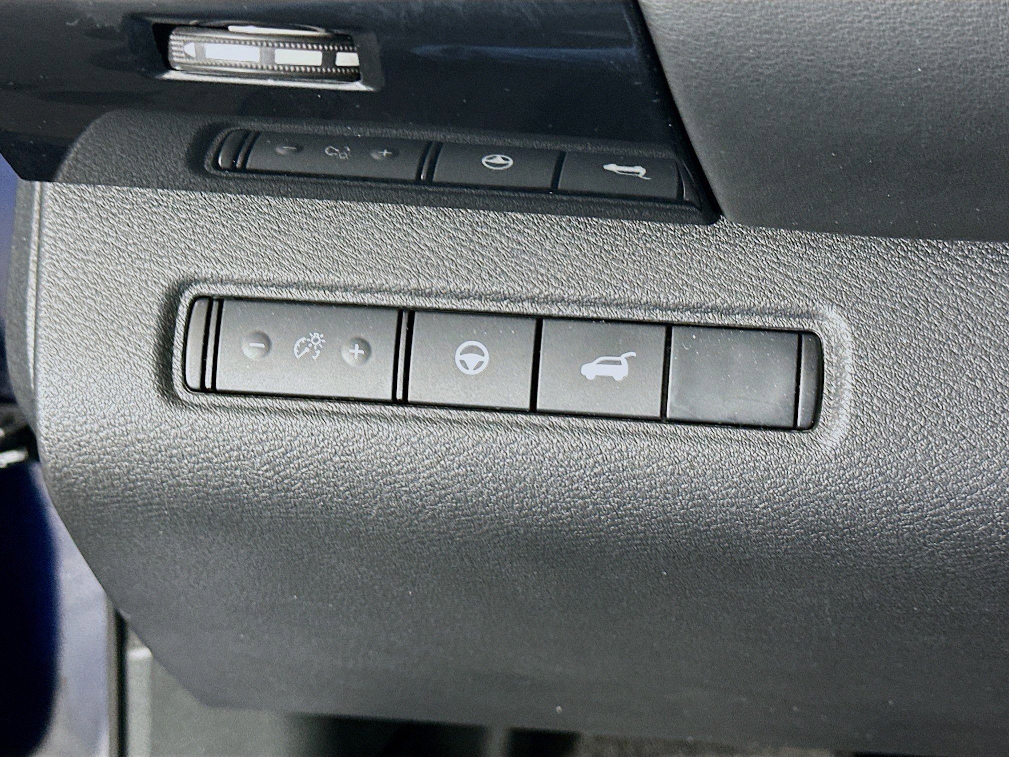 Used 2025 Nissan Pathfinder SV FWD image 17