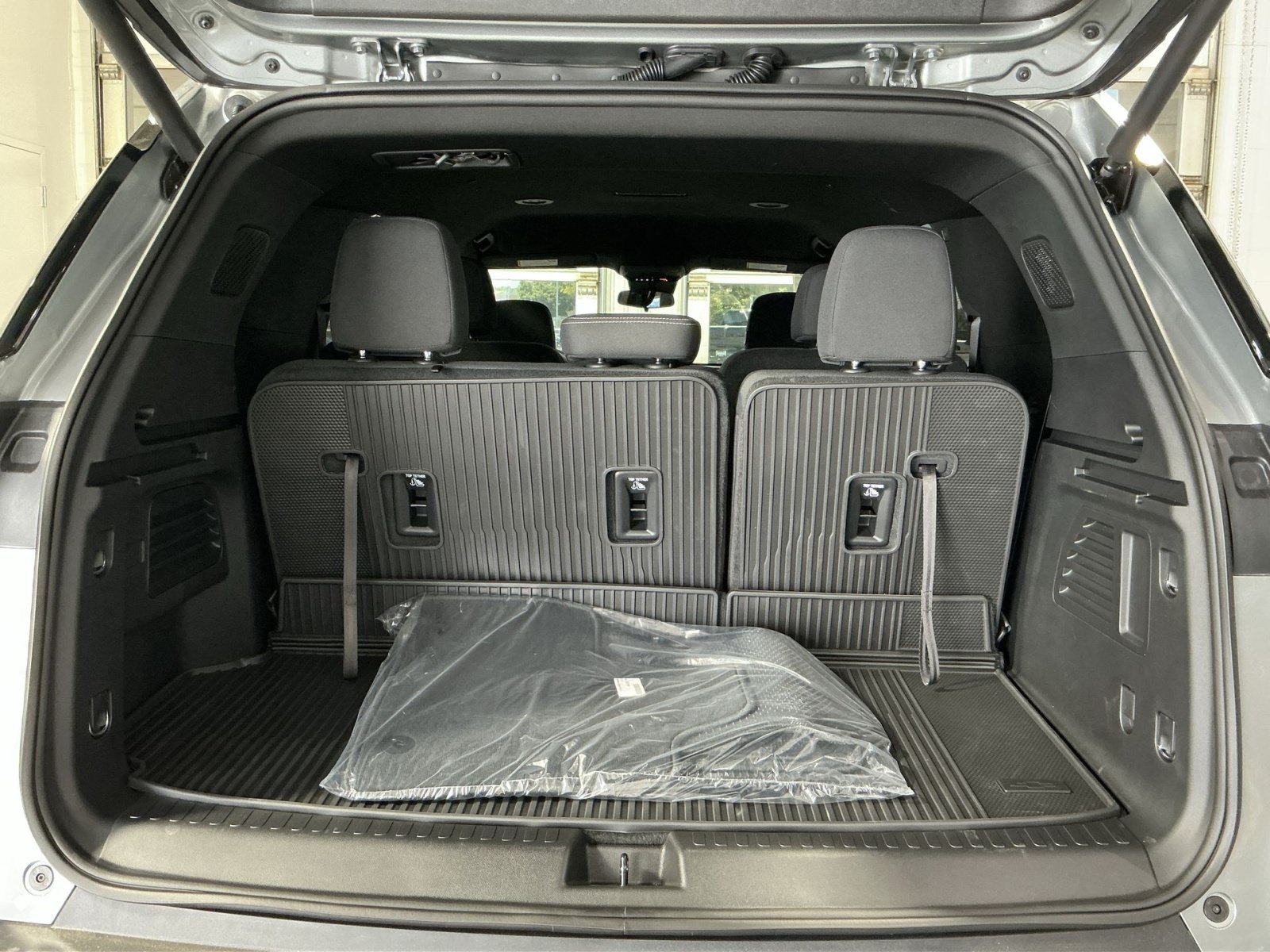 New 2026 Chevrolet Traverse LT w/ LPO, Floor Liner Package FWD image 26
