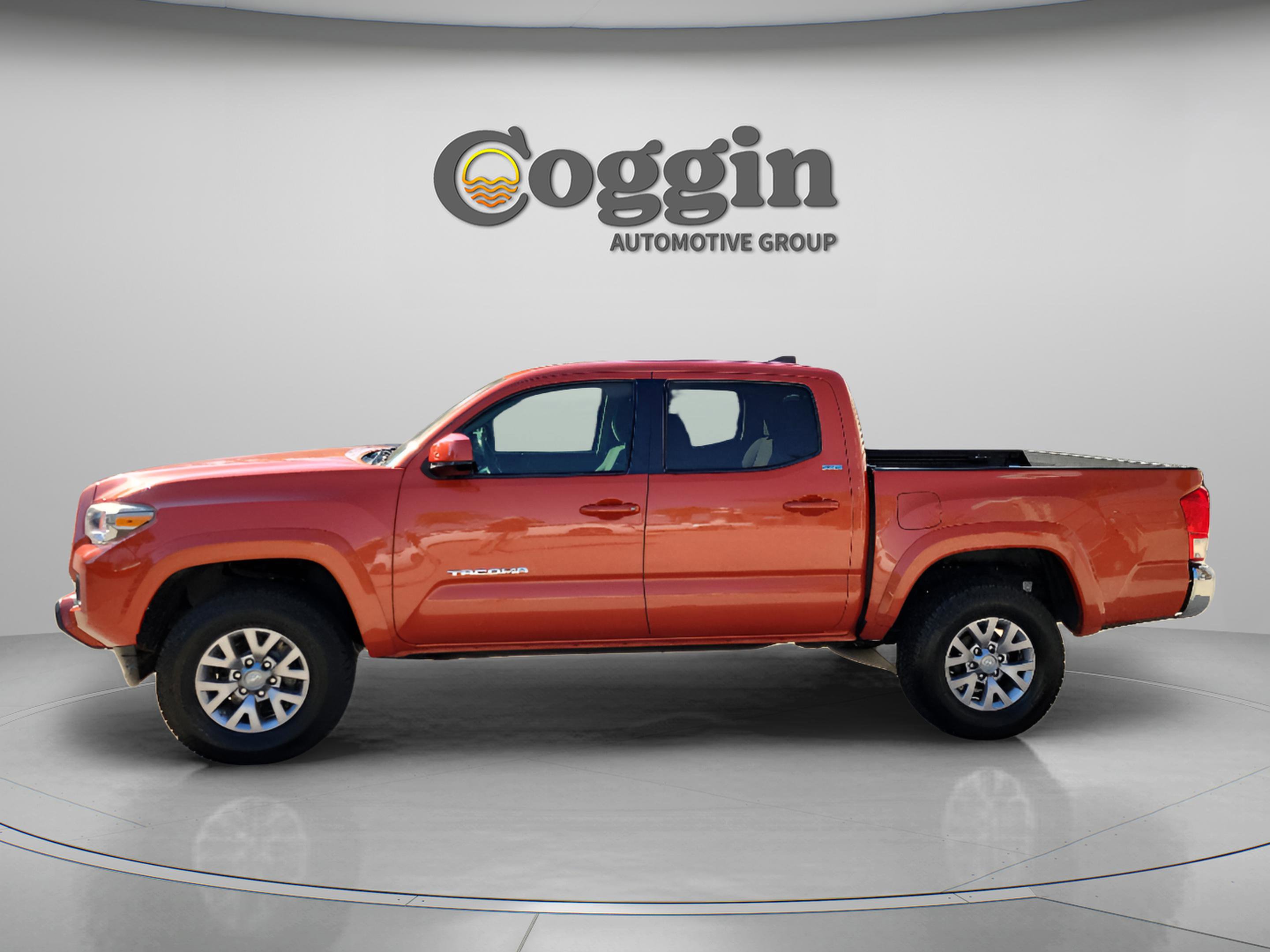 Used 2017 Toyota Tacoma SR5 w/ Tow Package RWD image 2