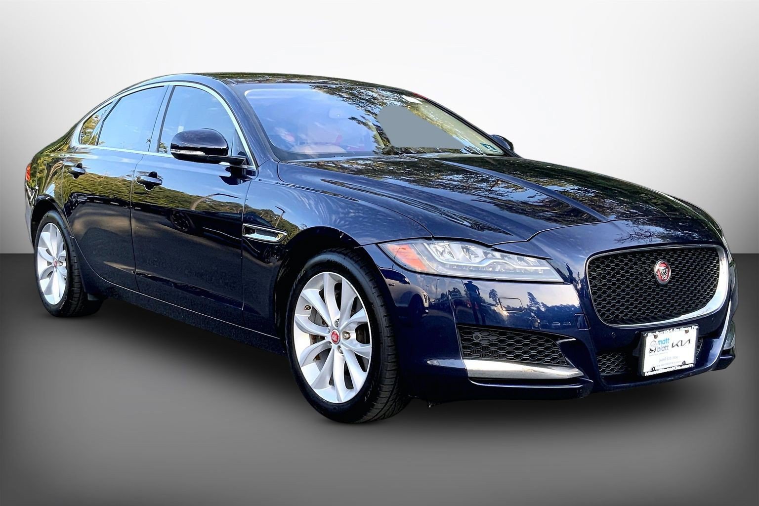 Used 2018 Jaguar XF Premium AWD/4WD image 3