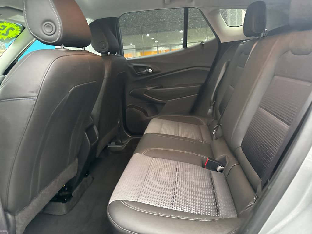 Used 2025 Chevrolet Trax LT w/ LT Convenience Package image 28