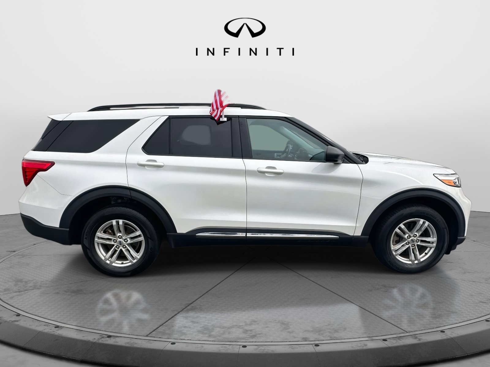 Used 2022 Ford Explorer XLT w/ Equipment Group 202A image 3