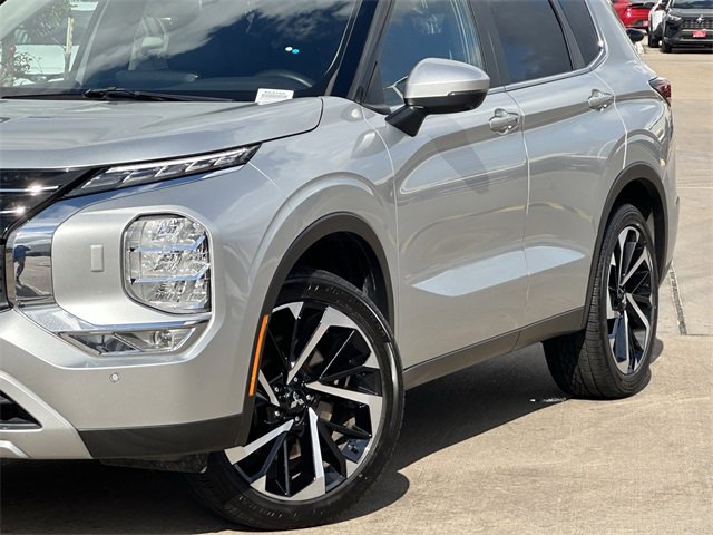 Used 2024 Mitsubishi Outlander SE image 3