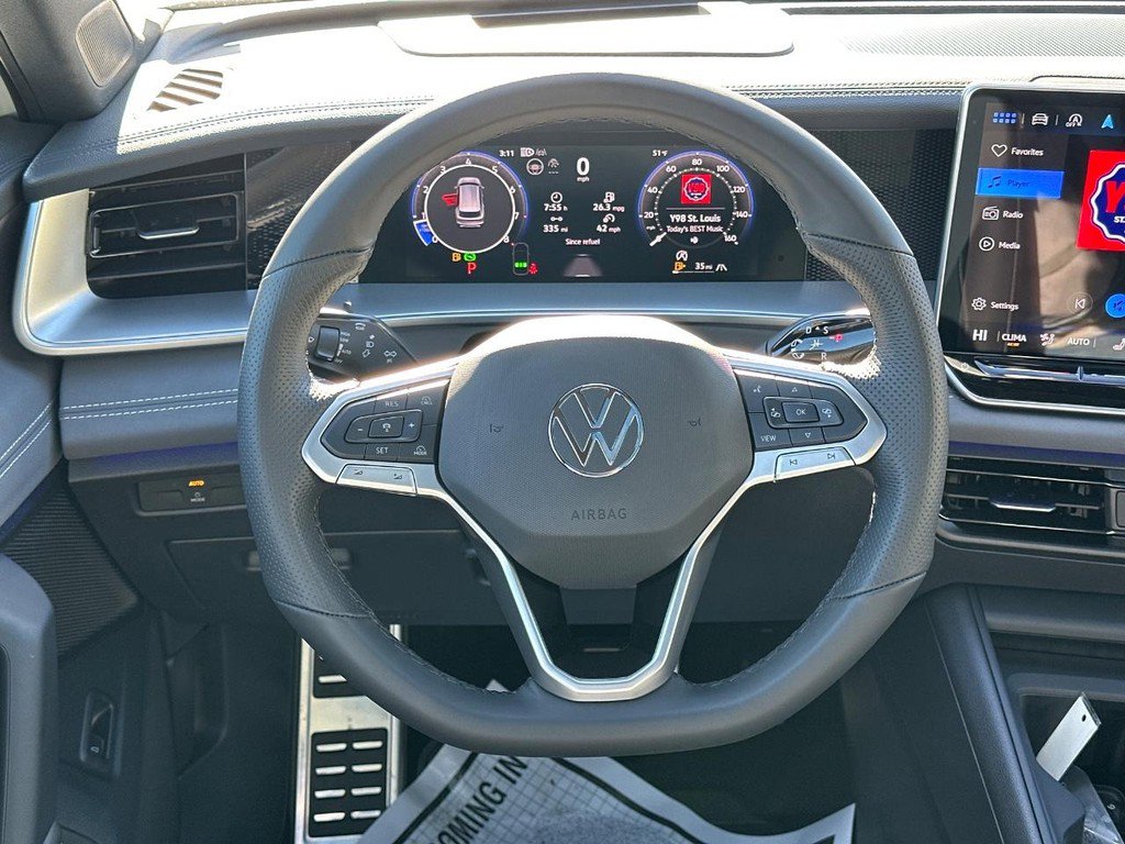 Used 2025 Volkswagen Tiguan SE R-Line image 13