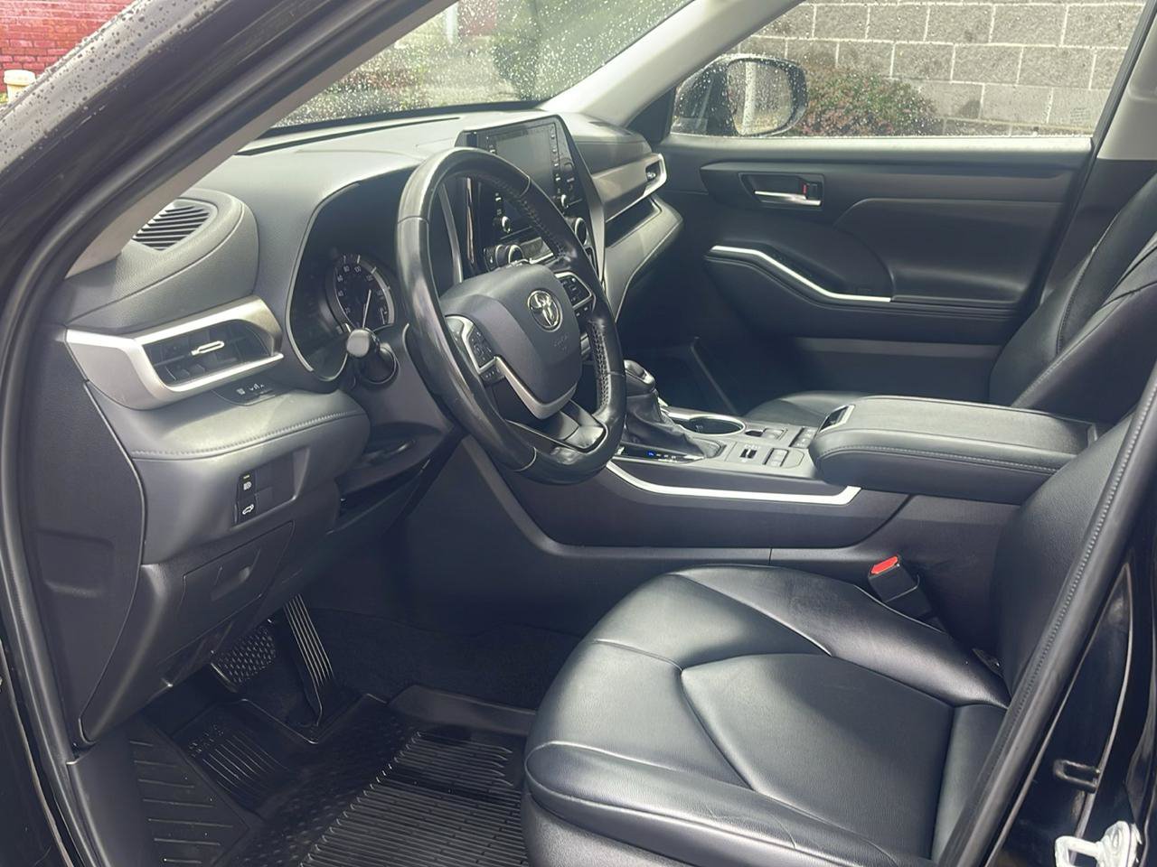 Used 2022 Toyota Highlander XLE AWD/4WD image 17
