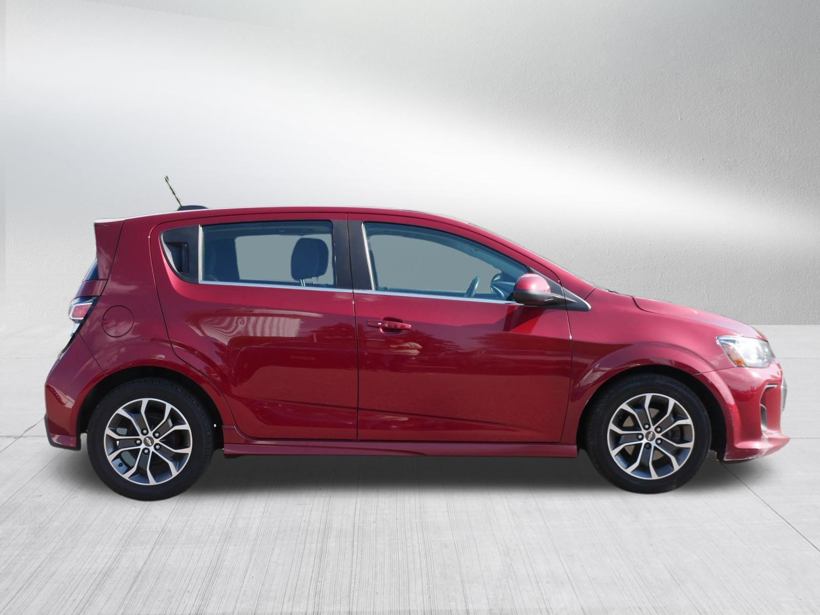 Used 2017 Chevrolet Sonic LT w/ Fun and Sun Package FWD image 8