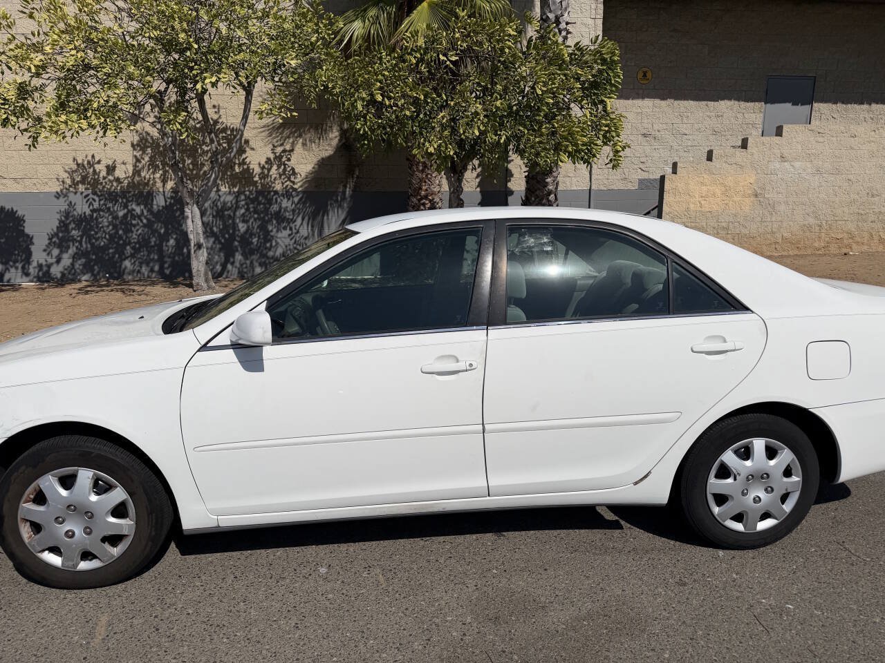 Used 2005 Toyota Camry LE FWD image 2