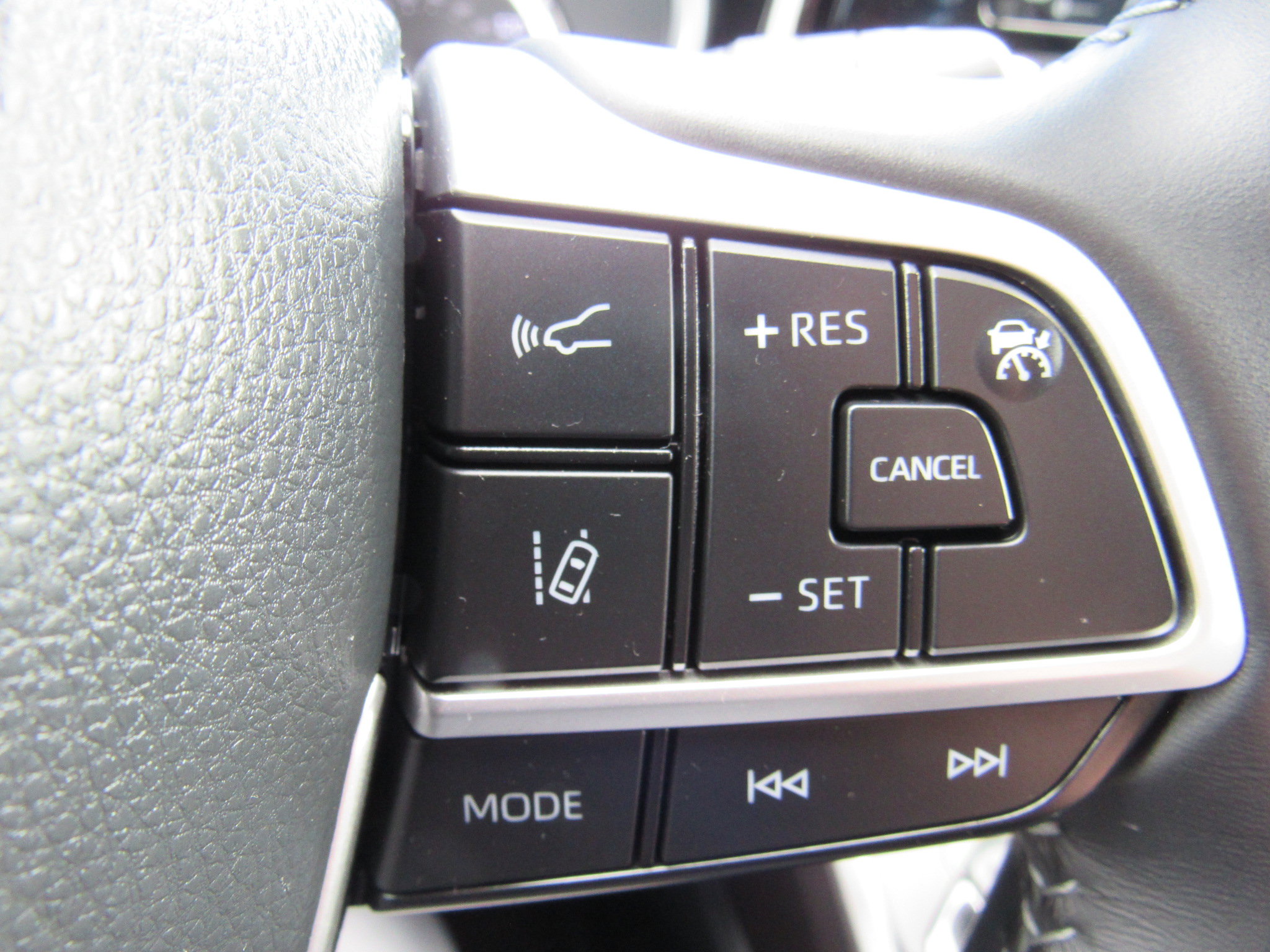 Used 2022 Toyota Highlander XLE AWD/4WD image 19