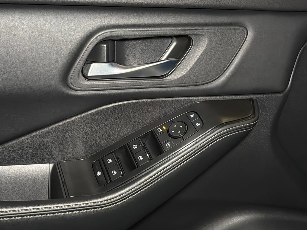 Used 2025 Nissan Rogue SV AWD/4WD image 19