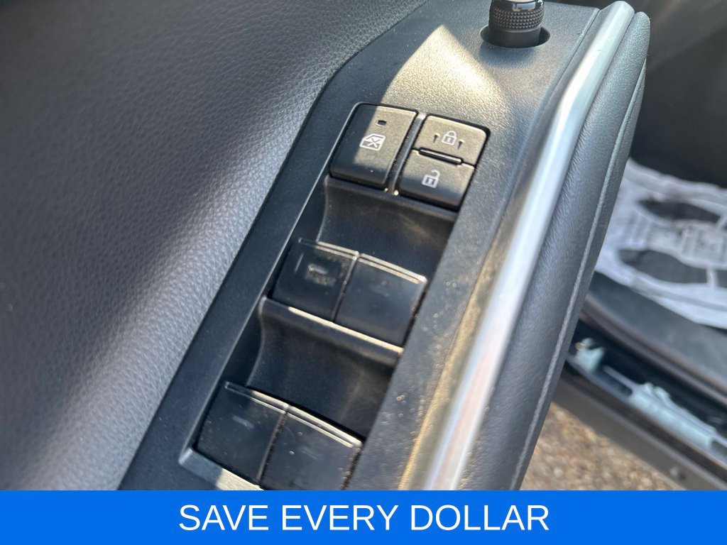 Used 2023 Toyota Highlander L FWD image 9