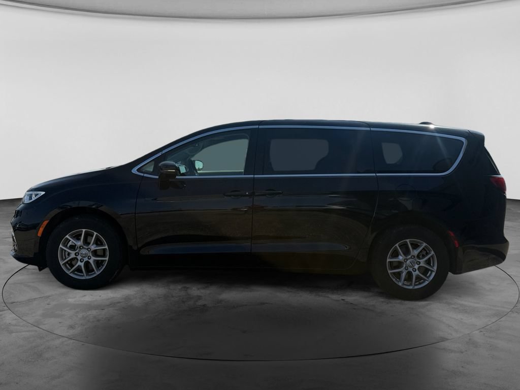 Used 2024 Chrysler Pacifica Touring-L FWD image 5