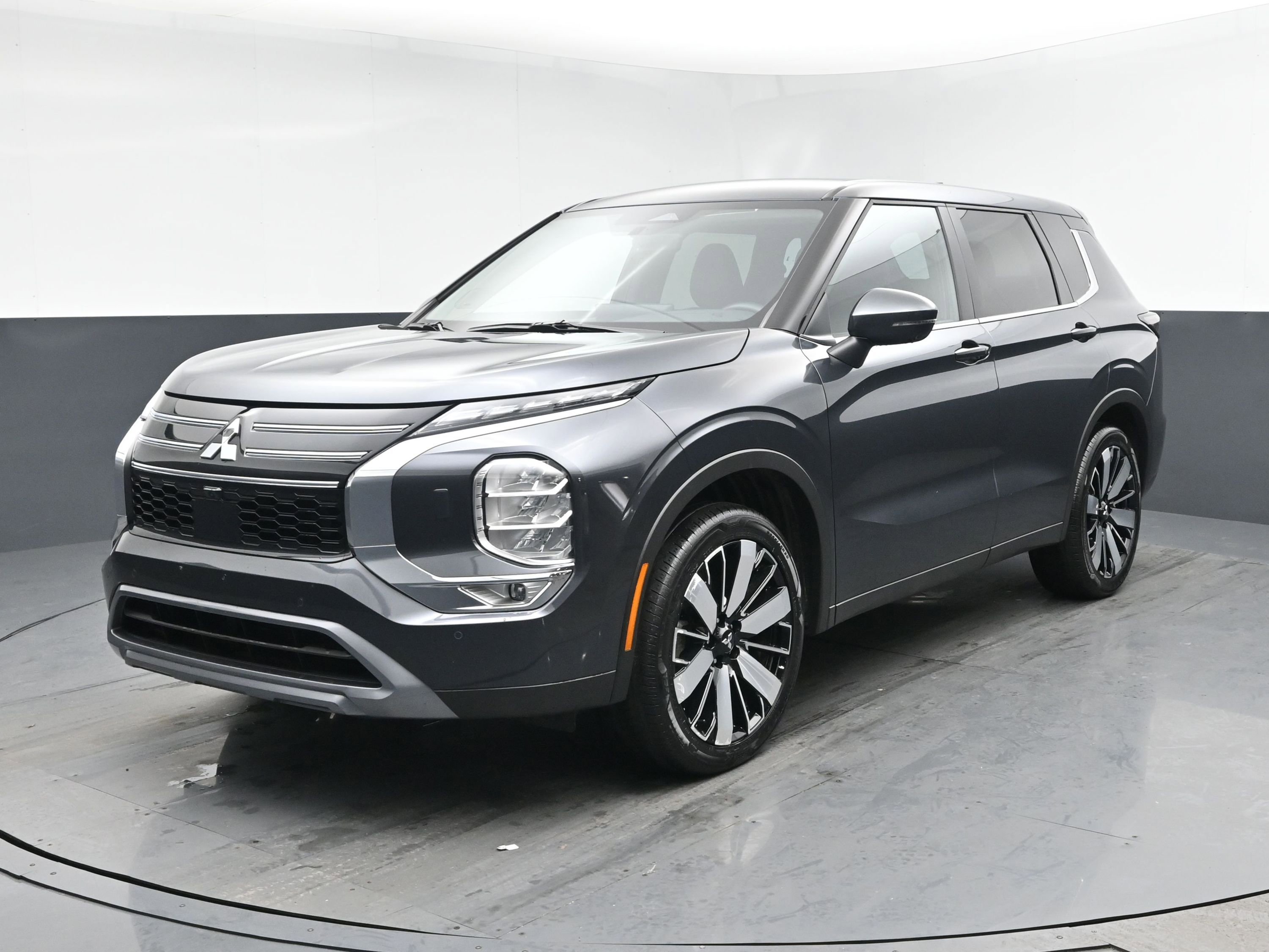 Used 2025 Mitsubishi Outlander AWD image 1