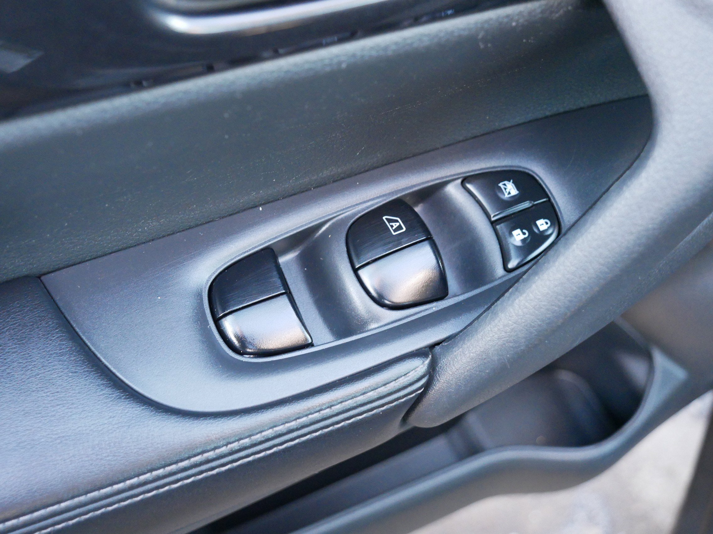 Used 2018 Nissan Rogue S image 19