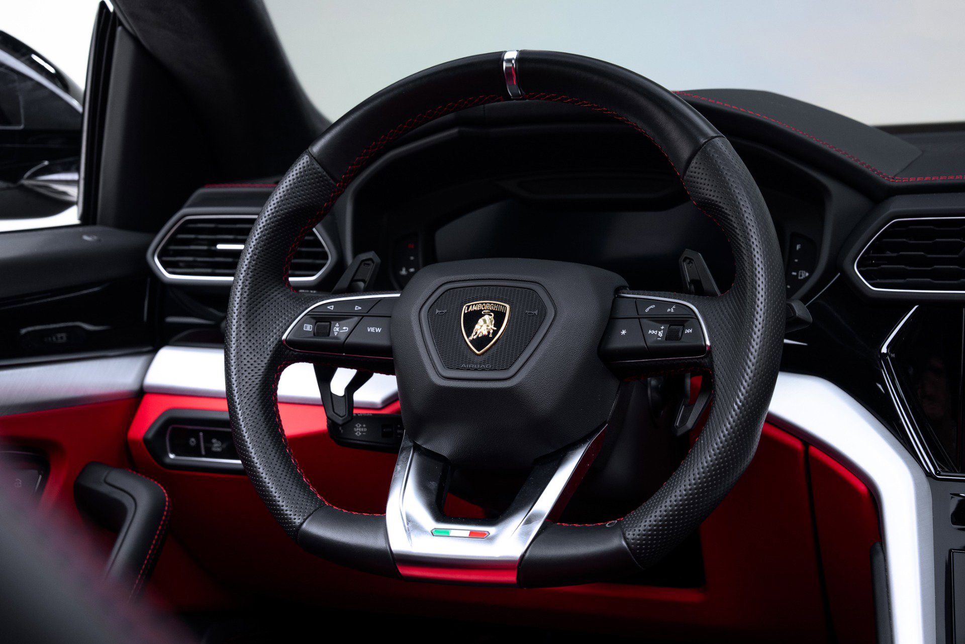 Used 2021 Lamborghini Urus AWD/4WD image 32