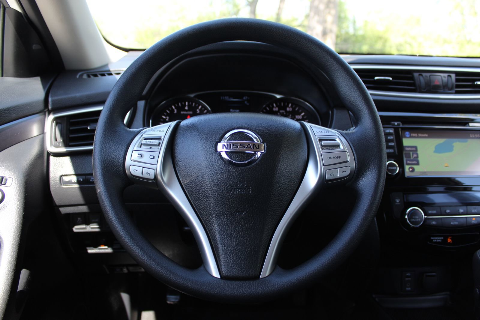 Used 2015 Nissan Rogue SV w/ SV Premium Package image 15