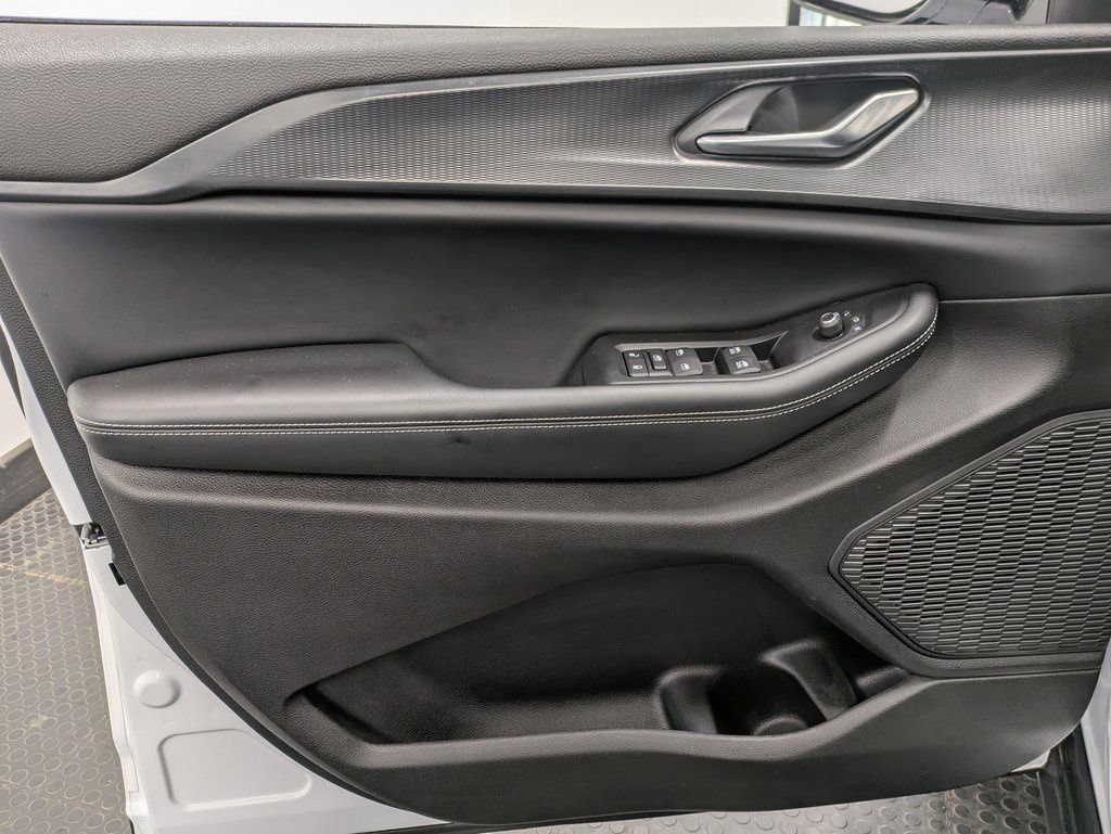 Used 2024 Jeep Grand Cherokee Altitude image 8