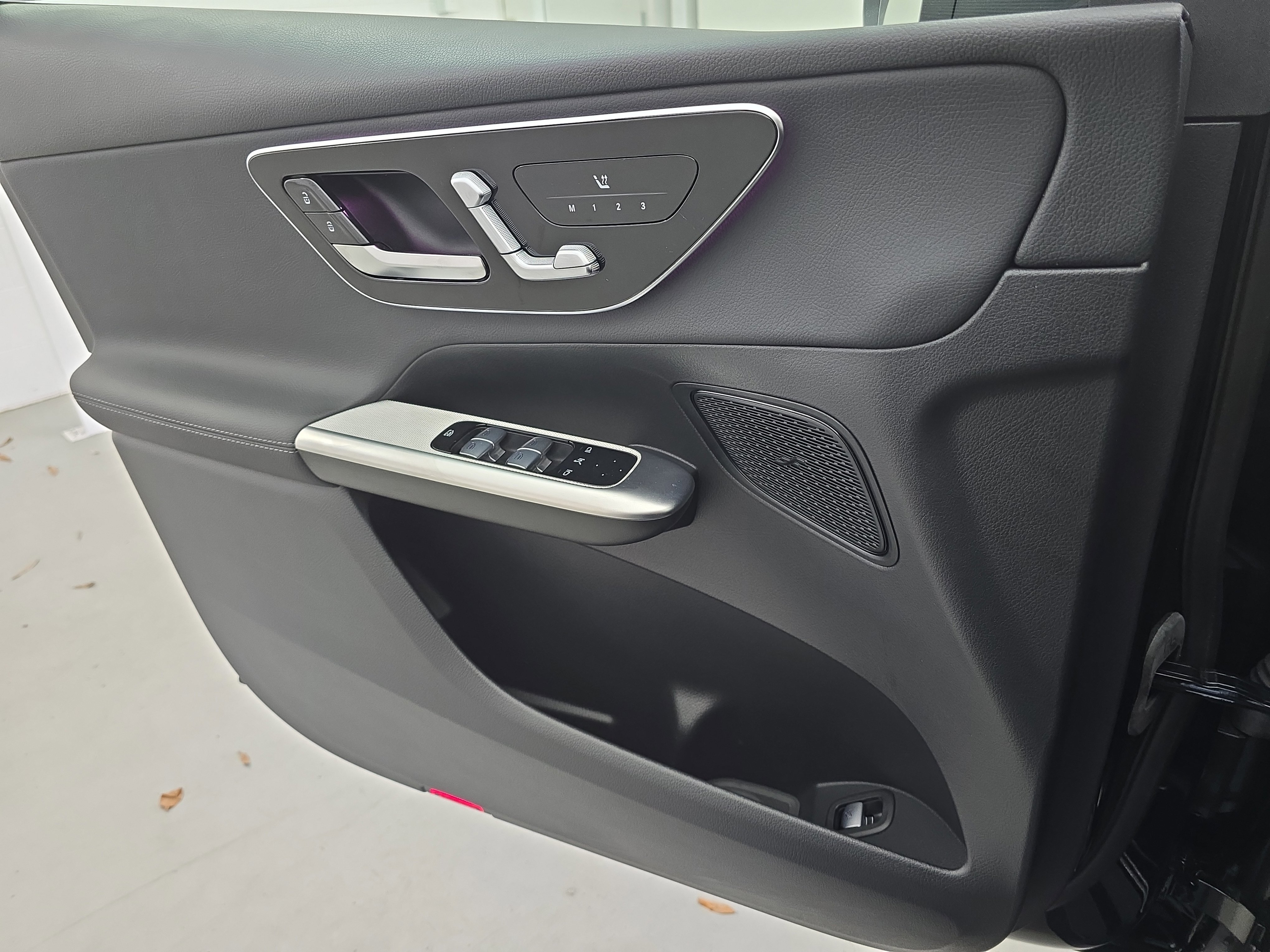 Used 2025 Mercedes-Benz GLC 300 4MATIC image 26