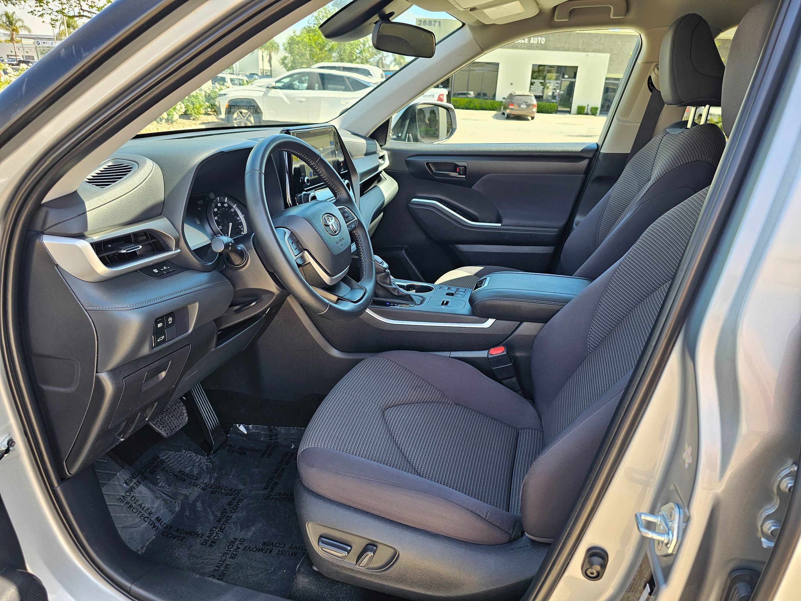 Used 2025 Toyota Highlander LE FWD image 16