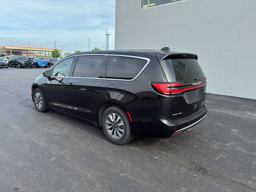 Used 2023 Chrysler Pacifica Touring-L FWD image 4