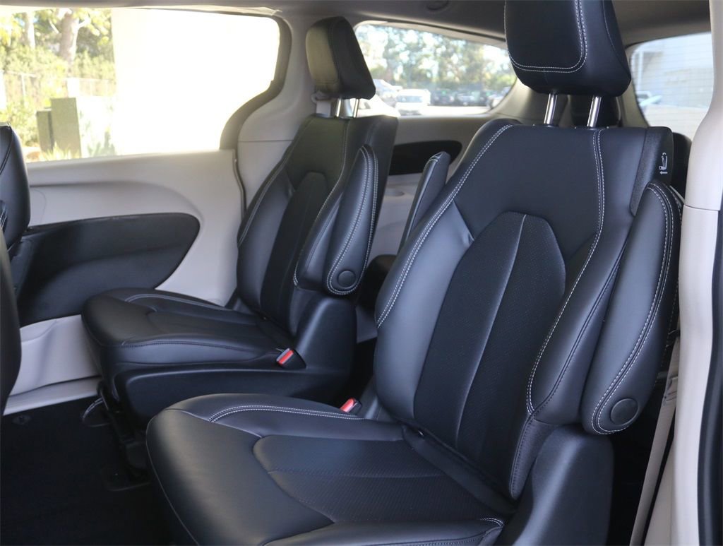 Used 2023 Chrysler Pacifica Touring-L image 23