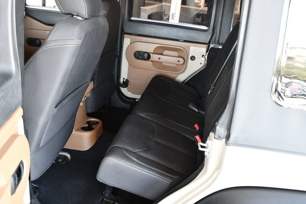 Used 2018 Jeep Wrangler Unlimited Rubicon w/ Connectivity Group AWD/4WD image 16