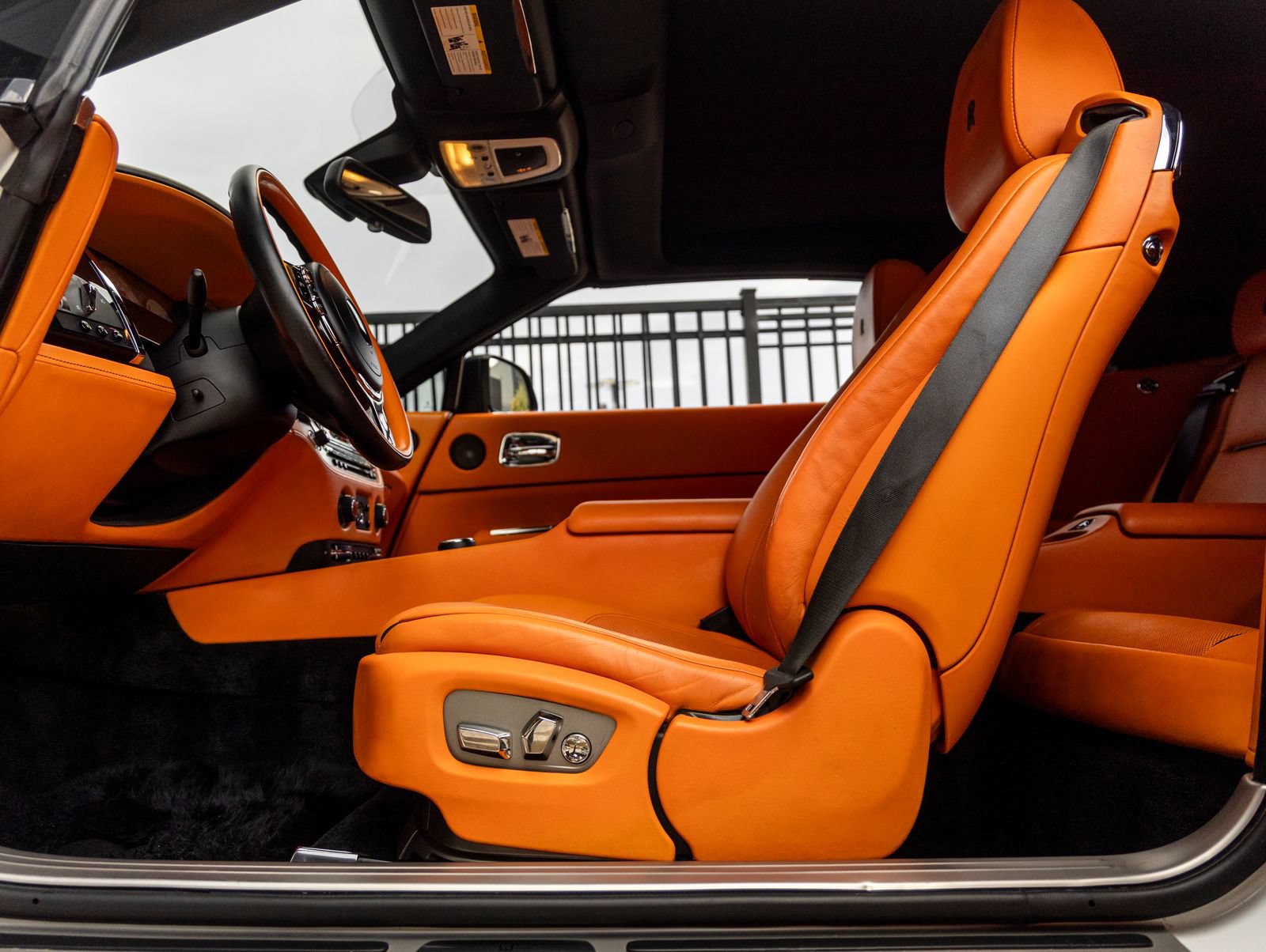 Used 2016 Rolls-Royce Dawn RWD image 28