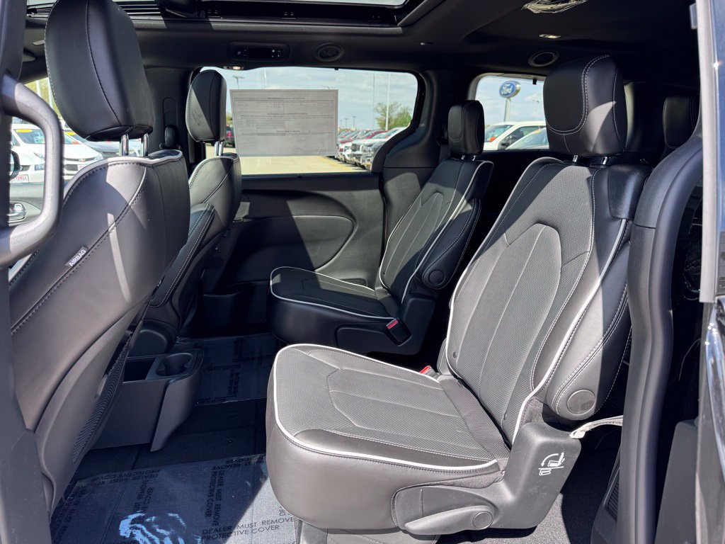 New 2027 Chrysler Pacifica Limited w/ Family Tech Group AWD/4WD image 21
