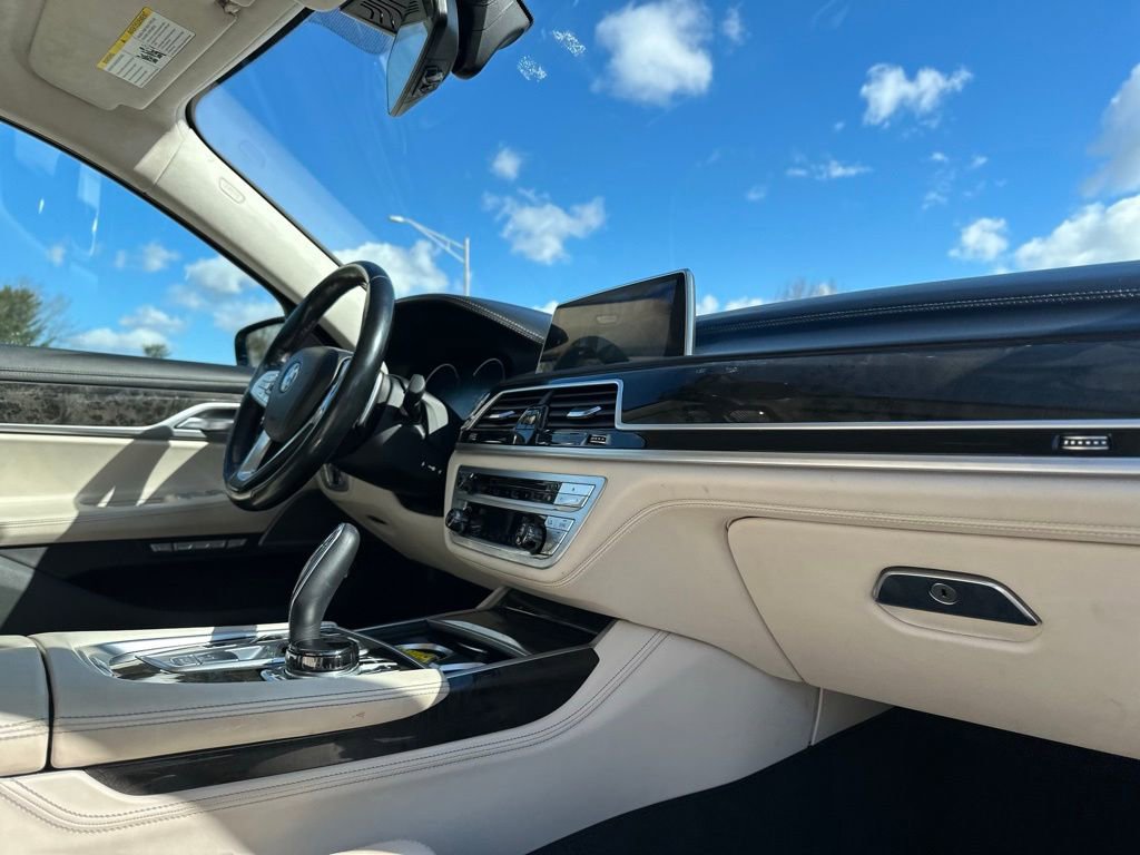 Used 2018 BMW 750i xDrive image 25