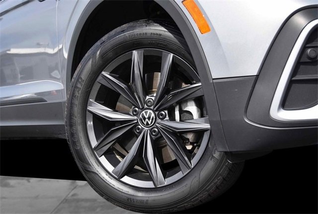 Certified 2024 Volkswagen Tiguan SE image 3