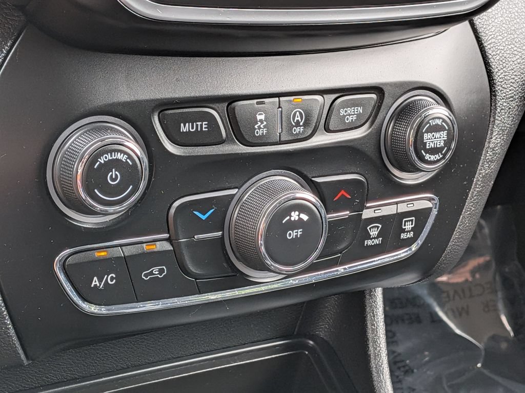 Used 2019 Jeep Cherokee Latitude w/ Popular Appearance Group FWD image 22