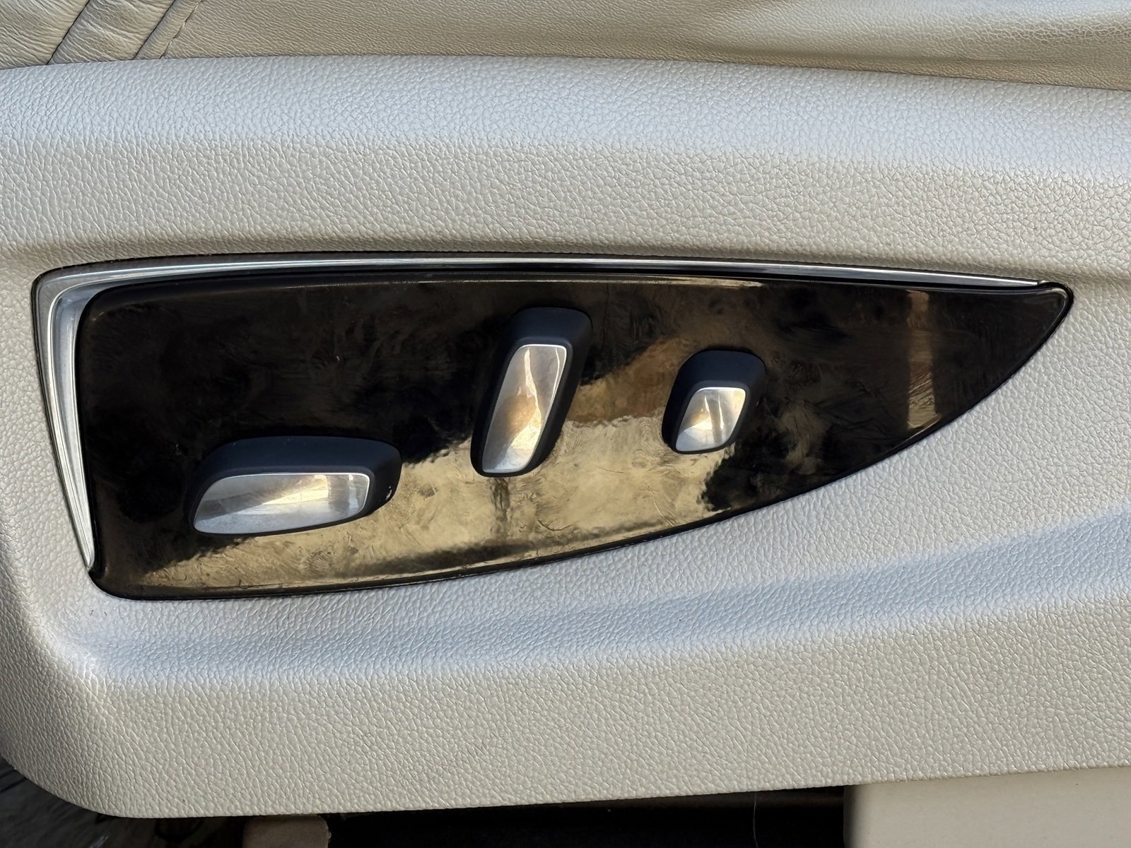 Used 2017 Cadillac Escalade Premium Luxury image 32