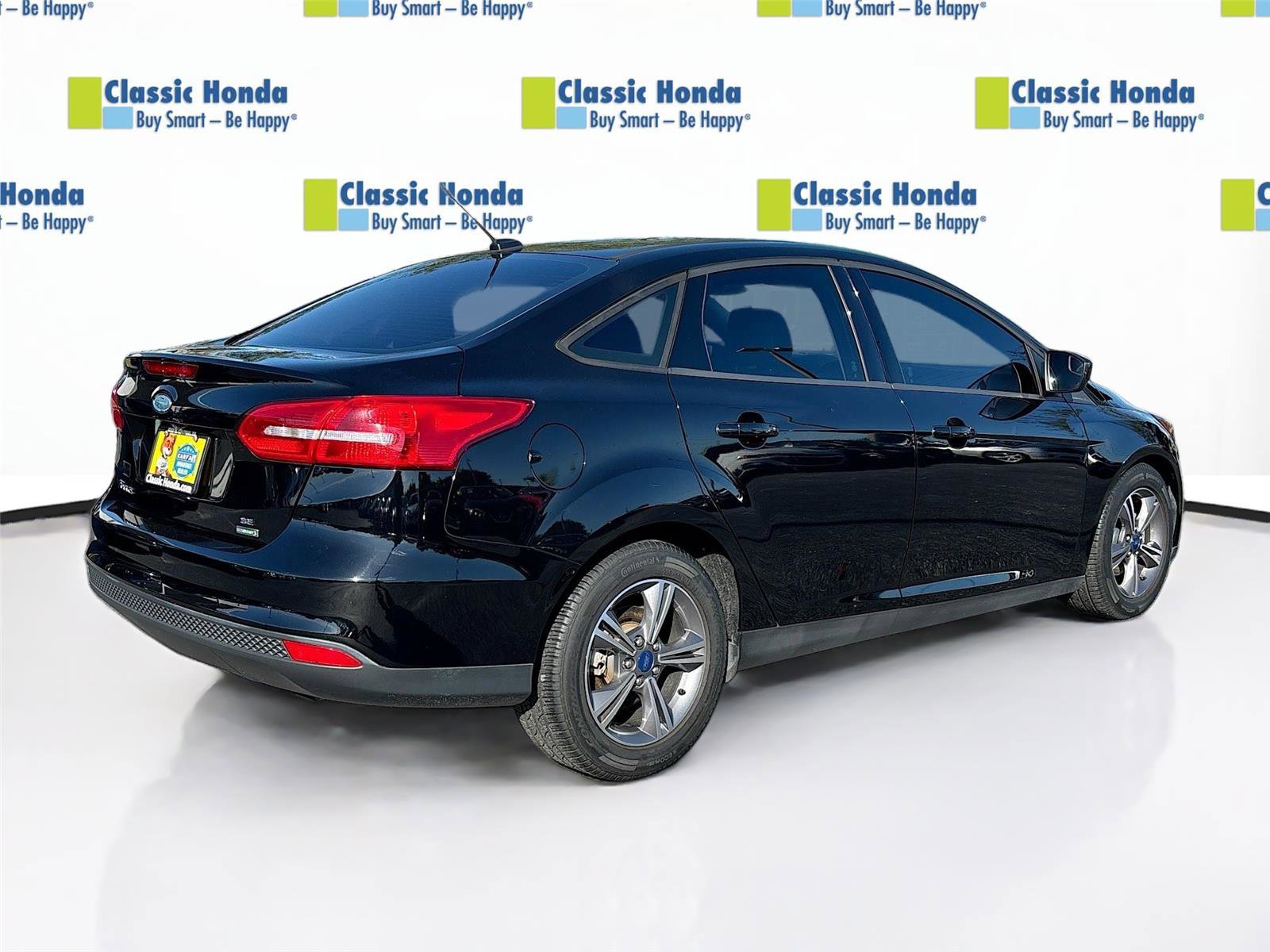 Used 2018 Ford Focus SE w/ SE Appearance Package image 8