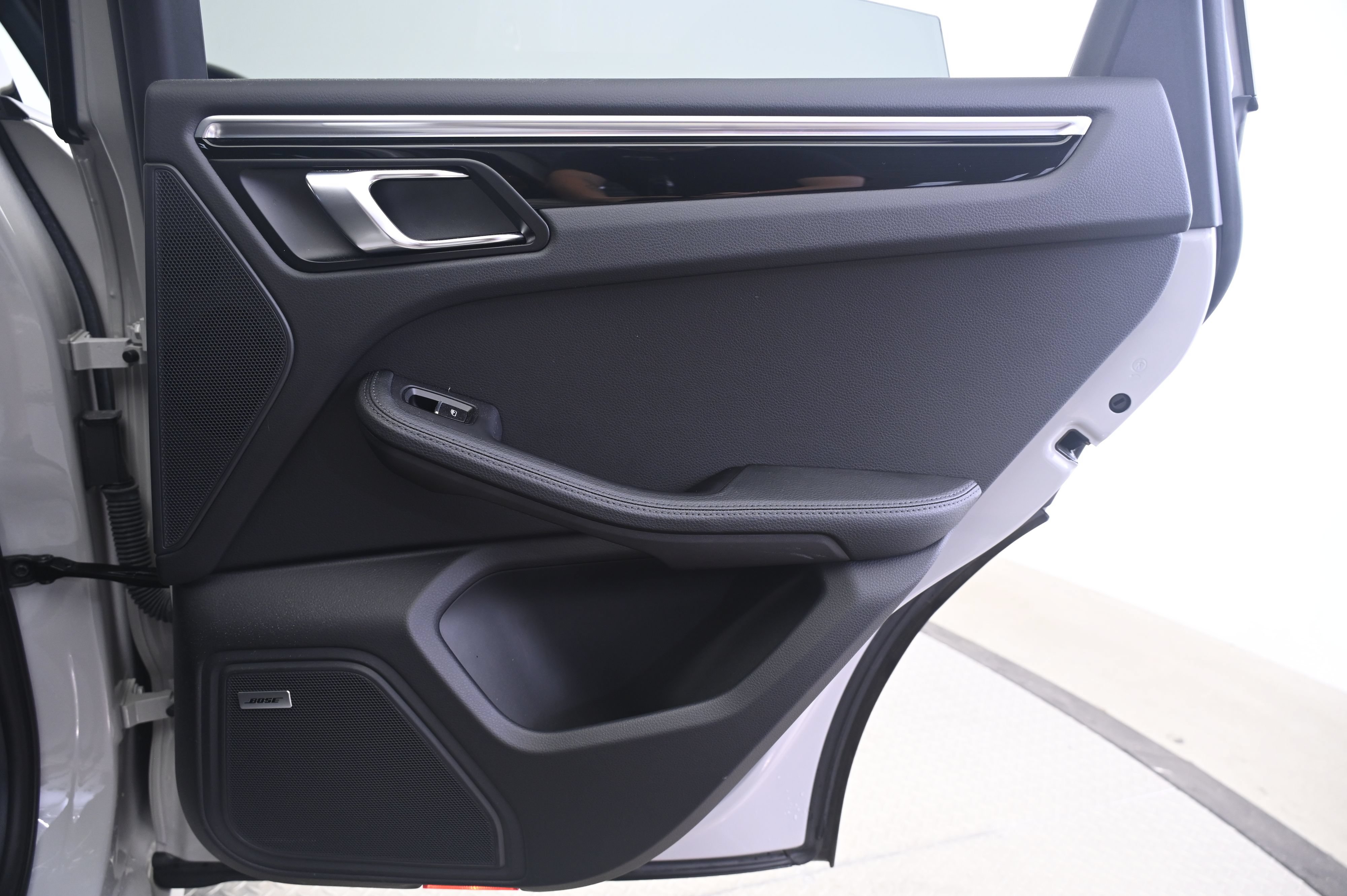 Certified 2023 Porsche Macan AWD/4WD image 16