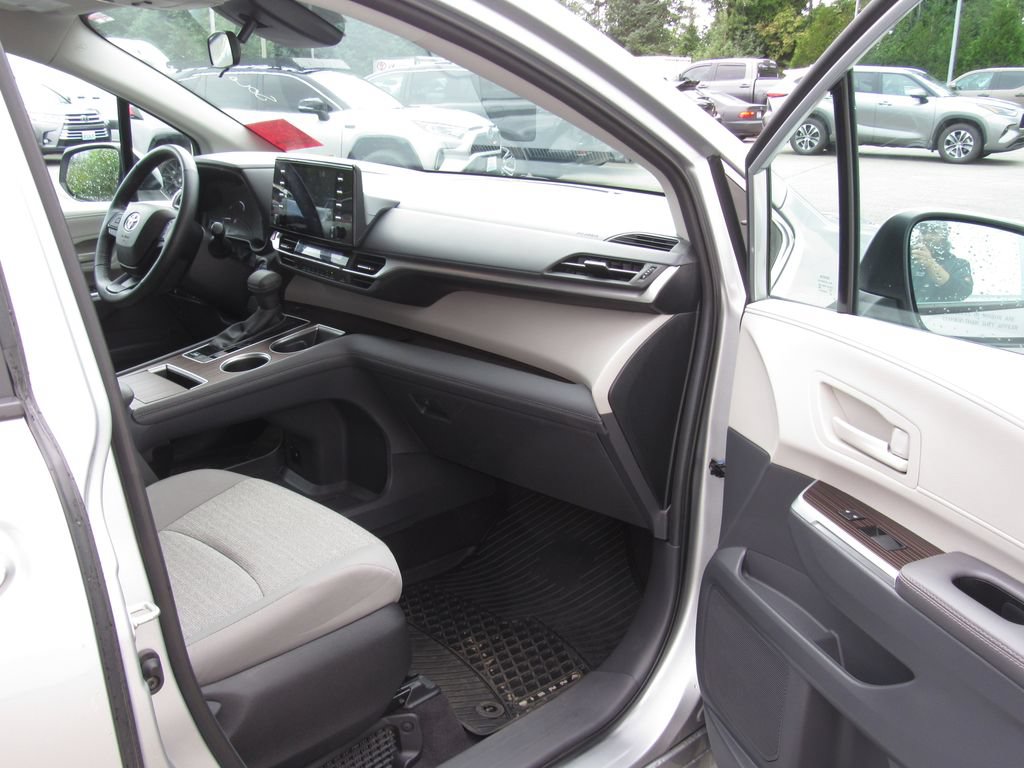Used 2024 Toyota Sienna LE AWD/4WD image 19