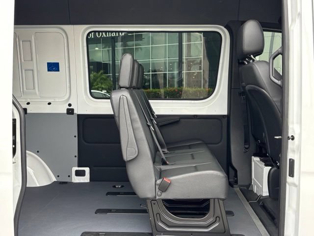 Used 2025 Mercedes-Benz Sprinter 2500 image 33