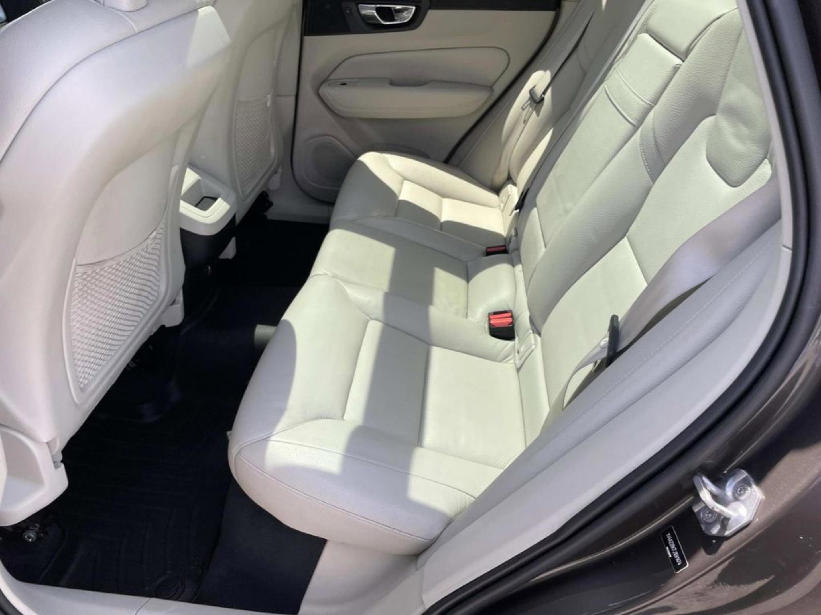 Used 2018 Volvo XC60 T6 Momentum w/ Vision Package AWD/4WD image 10