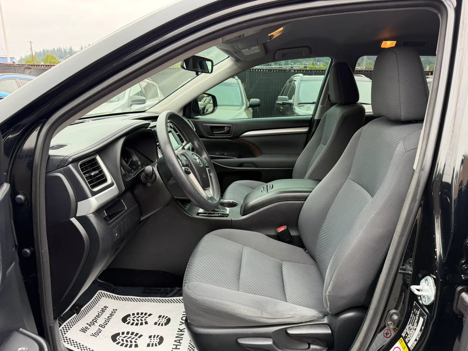 Used 2014 Toyota Highlander LE AWD/4WD image 9