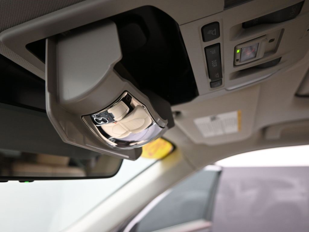 Used 2022 Toyota Highlander XLE image 46