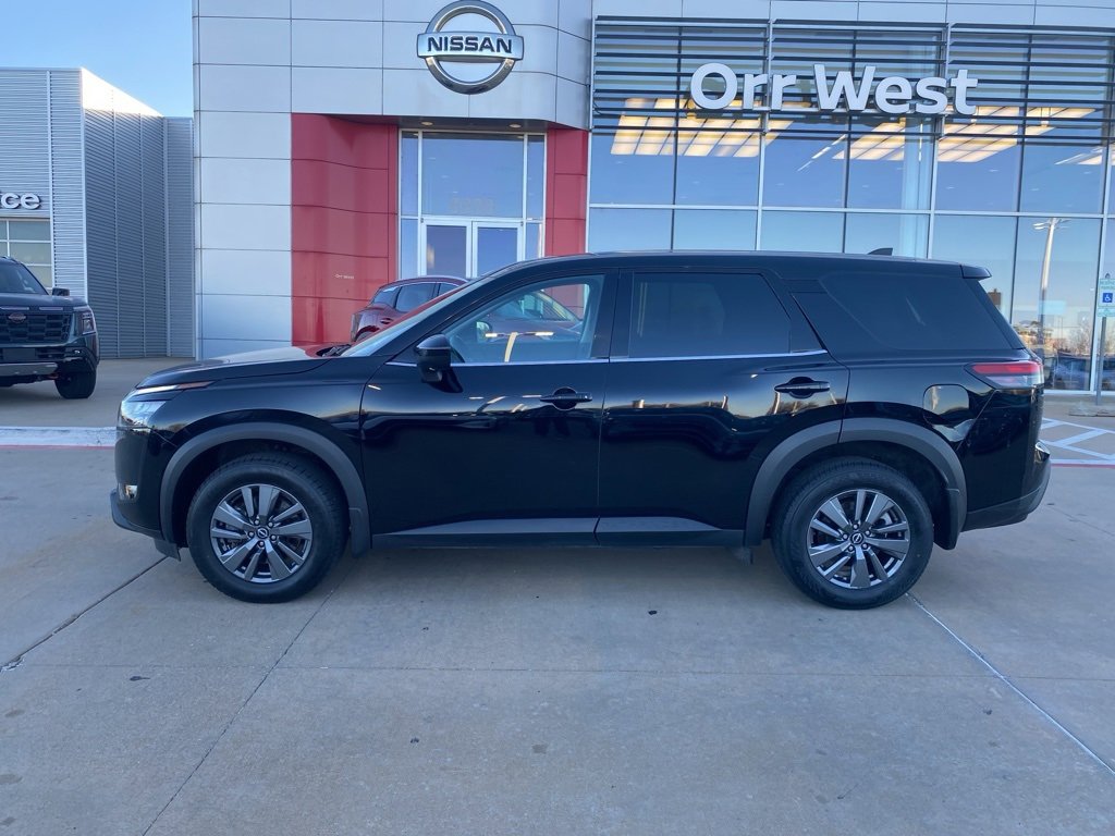 Used 2024 Nissan Pathfinder S image 2