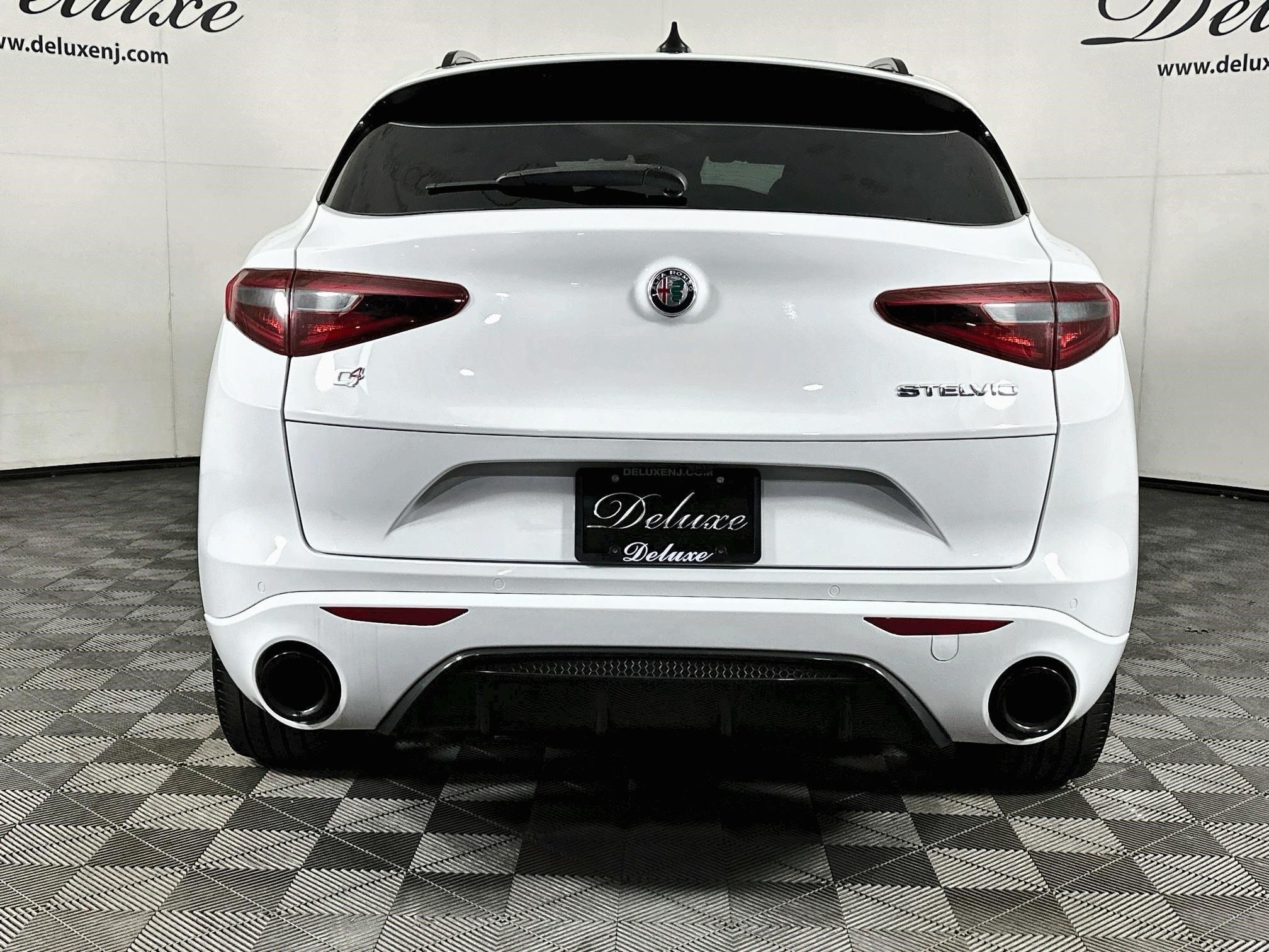 Used 2023 Alfa Romeo Stelvio Veloce AWD/4WD image 5
